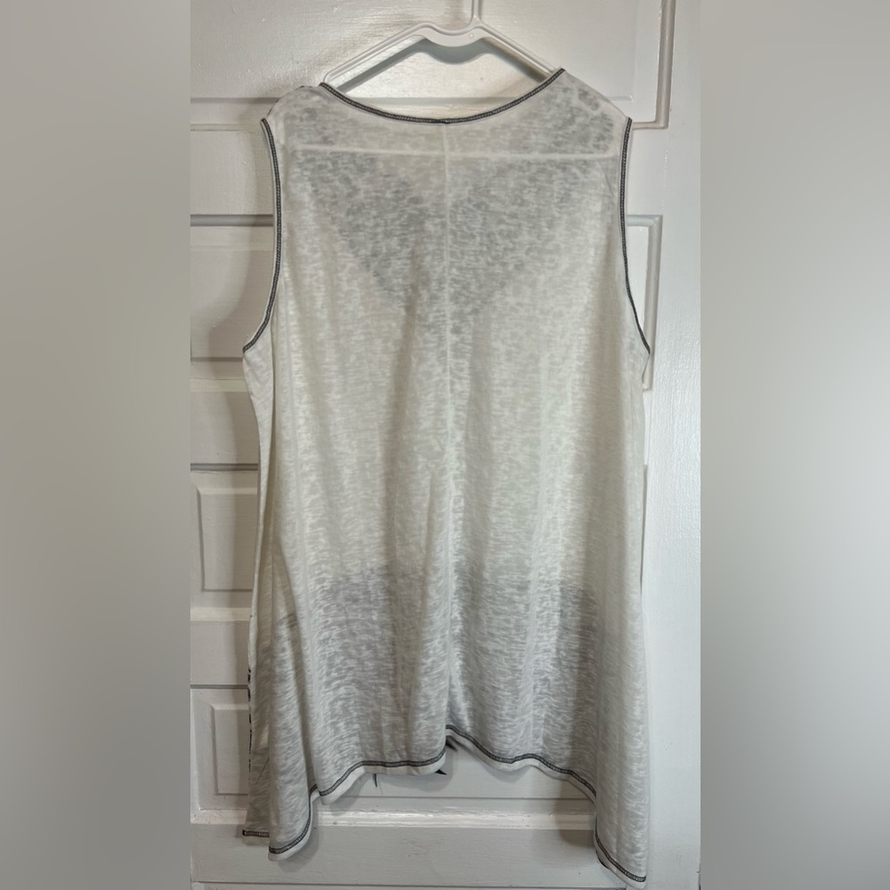 Tunic top/beach coverup. NWOT. Never worn. Bundle $10 items at 2/$10 - Picture 2 of 5
